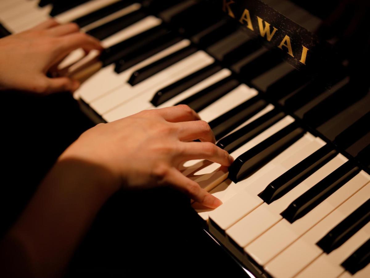 The Hotel Sanraku Kanazawa 21Th December 2022 Open Exterior photo A pianist playing a Kawai piano